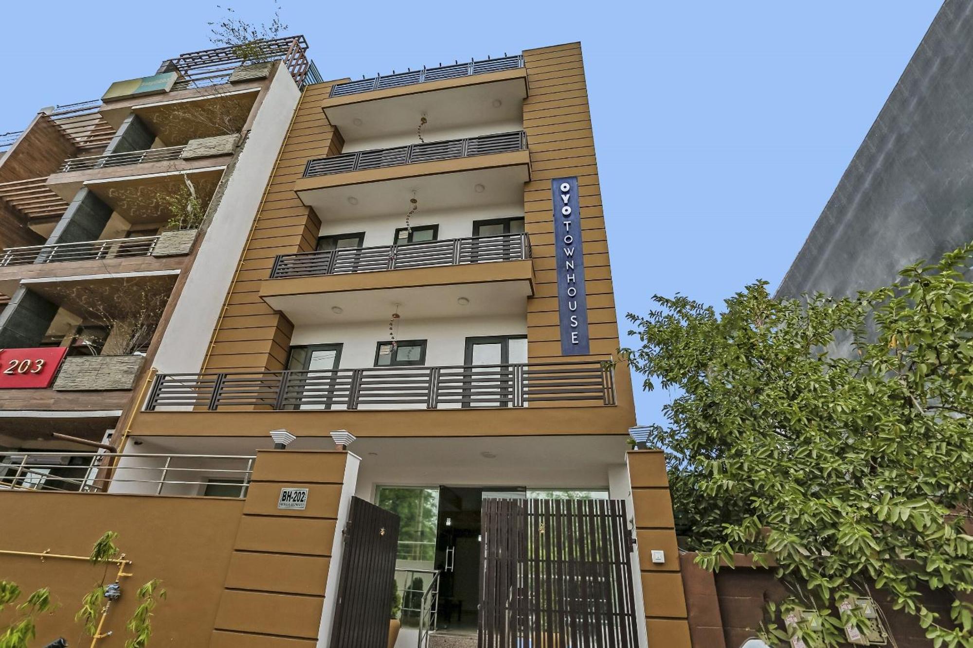 Townhouse Rumaisa Indirapuram Экстерьер фото
