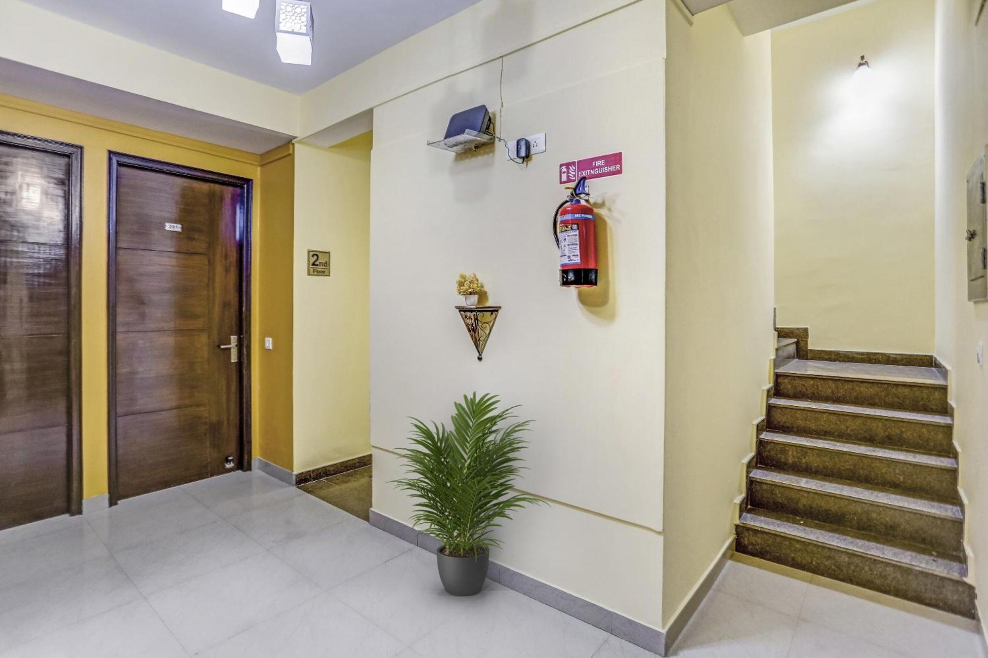 Townhouse Rumaisa Indirapuram Экстерьер фото